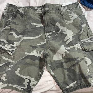 Old Navy Men's Green Camouflage Cargo Shorts